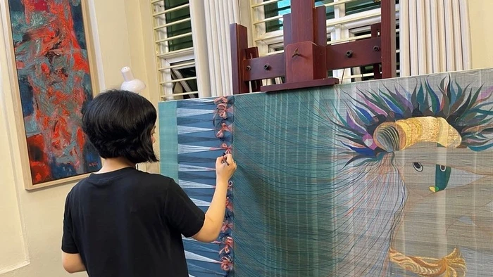 Tranh lụa của Nguyễn Thu Hương với độ mỏng manh vô cùng tinh tế, dịu dàng.