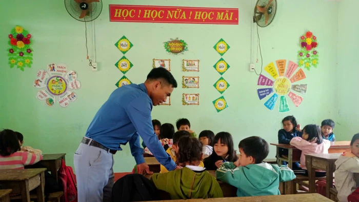 Thầy Pha trong giờ dạy học. 