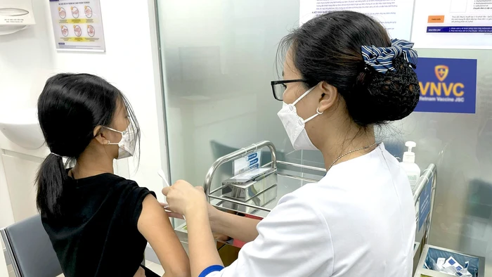 Cần tiêm và hoàn thành phác đồ chủng ngừa vắc-xin HPV càng sớm càng tốt trong thời điểm trẻ vừa đủ độ tuổi được chỉ định tiêm. Ảnh minh họa: INT