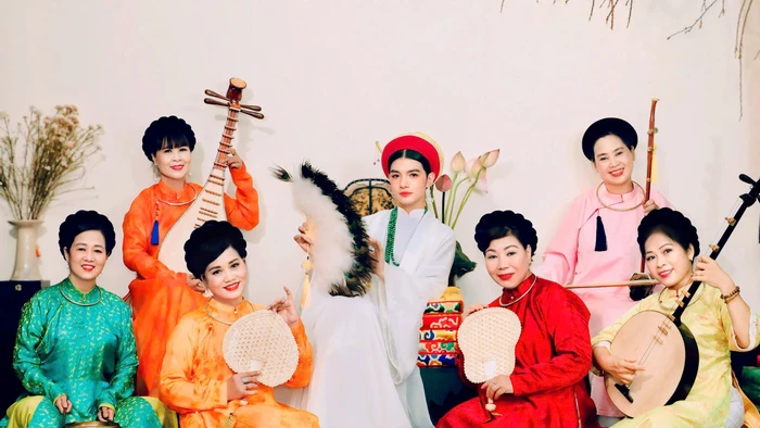 Nghệ nhân Thu Thu (hàng dưới, thứ hai từ trái sang) cùng các nghệ nhân hát chầu văn. Ảnh: NVCC.