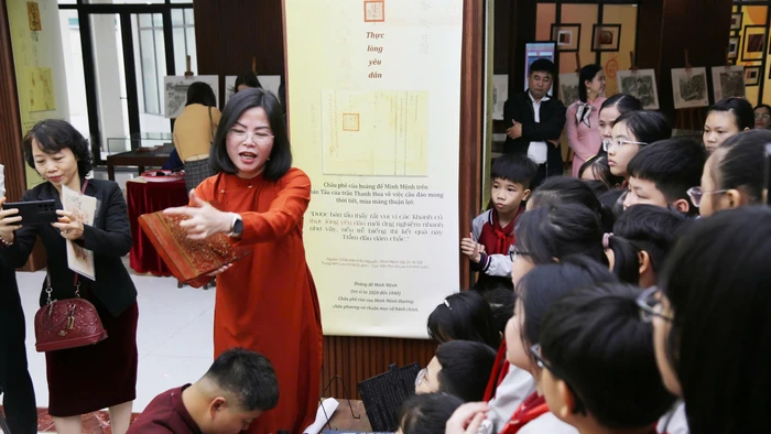 Học sinh chiêm ngưỡng những nét châu phê của các Hoàng đế triều Nguyễn, trải nghiệm in dập mộc bản trên giấy dó.