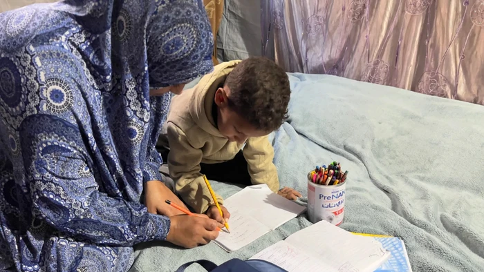 Trẻ em Gaza tự học trong điều kiện thiếu thốn.