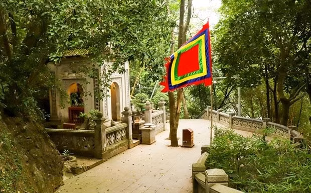 Lăng Hùng Vương trên đỉnh núi Nghĩa Lĩnh. Ảnh: Vietnam+.