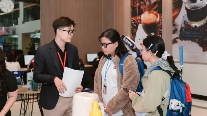 Sinh viên Trường Đại học Hùng Vương TPHCM đăng ký tham gia thi thử tại Ngày hội TOEIC DAY. Ảnh: Lâm Ngọc