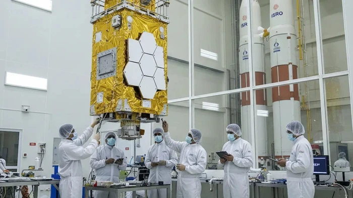 Nghiên cứu sinh Thái Lan thử nghiệm thiết bị ngoài không gian.