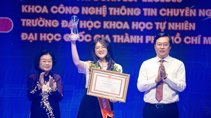 Võ Ngọc Minh Anh nhận Bằng khen danh hiệu Công dân trẻ tiêu biểu TPHCM năm 2025. Ảnh: NVCC