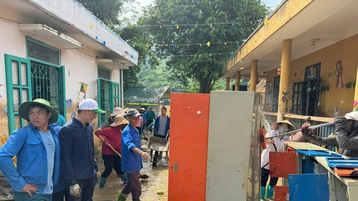 Giáo viên và phụ huynh học sinh điểm trường Pá Vạt 1, Trường Mầm non Pá Vạt (xã Mường Luân, Điện Biên) nỗ lực khắc phục hậu quả sau mưa lũ. Ảnh: Minh Đức