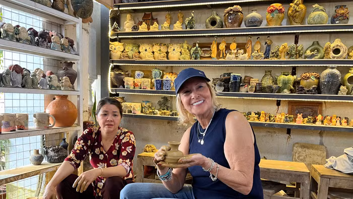 Du khách quốc tế trải nghiệm làm gốm tại xưởng của Nguyễn Viết Lâm.