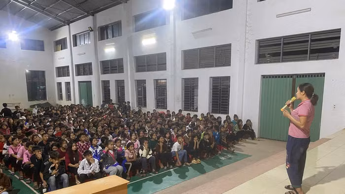 Một buổi tuyên truyền cho học sinh bán trú về tác hại của thuốc lá. Ảnh: NVCC