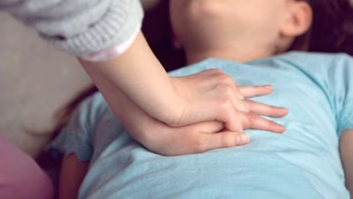 Khi thực hiện ép tim ngoài lồng ngực, cần thao tác đúng kỹ thuật. Ảnh minh họa: INT