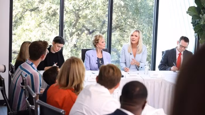 Bà MacKenzie Price phát biểu trong một buổi thảo luận bàn tròn tại Alpha School Austin.
