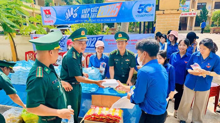 Đoàn trường THPT A Túc phối hợp chặt chẽ với các đơn vị như công an, biên phòng, tổ chức hảo tâm để hỗ trợ thí sinh.