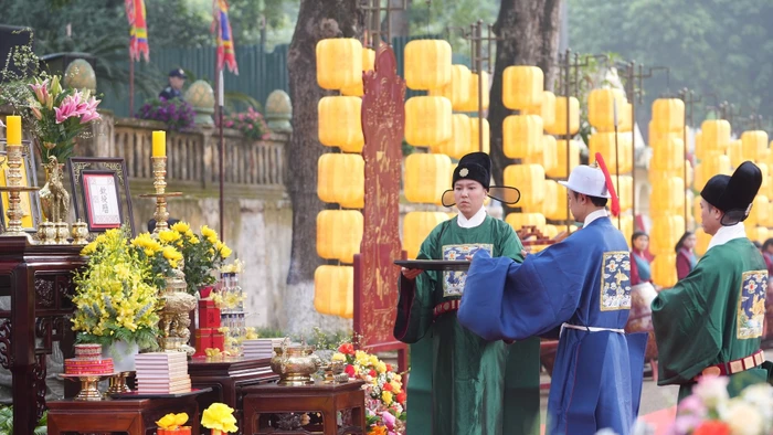 Trình diễn tái hiện nghi lễ 'Tống cựu nghinh tân' tại Khu di sản Hoàng thành Thăng Long - Hà Nội.