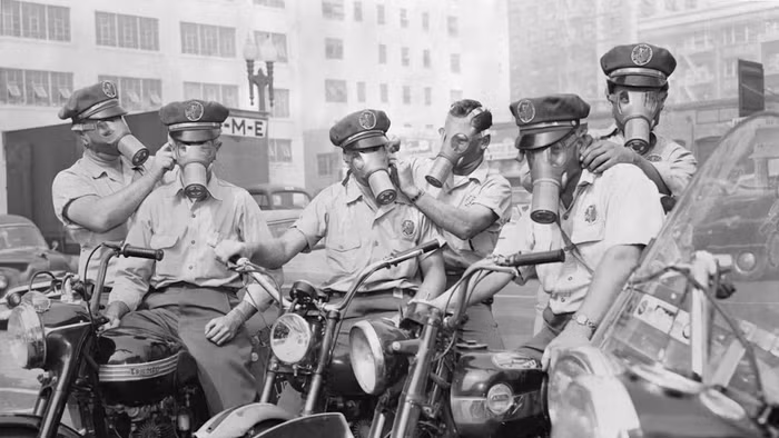 Người dân Mỹ đeo mặt nạ chống độc khi ra đường những năm 1970.