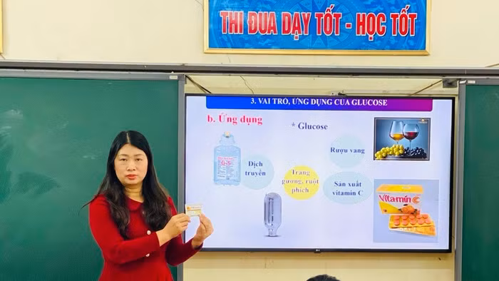 Cô Lưu Thị Định Nghĩa - Phó Hiệu trưởng Trường THCS Trương Công Định.