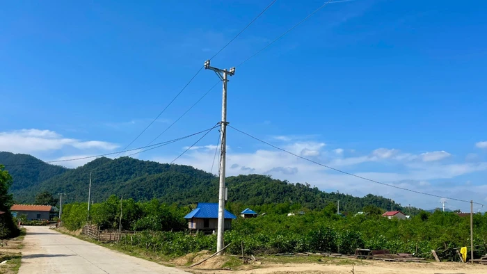 Đường bê tông và điện lưới quốc gia về Canh Tiến, khép lại những năm dài biệt lập.