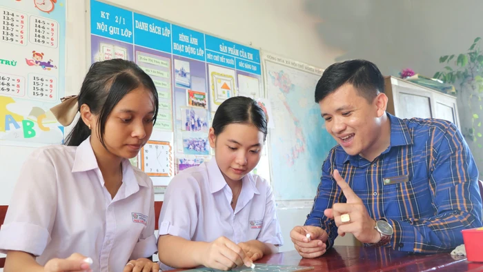 Thầy Nguyễn Minh Phụng luôn tận tụy, cống hiến cho sự nghiệp giáo dục với những học sinh đặc biệt tại Trường Nuôi dạy trẻ khuyết tật tỉnh Đồng Tháp.