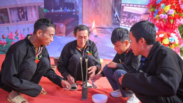 Lễ mừng cơm mới không chỉ là nghi lễ tín ngưỡng mà còn là dịp giáo dục con cháu về truyền thống, giá trị lao động và tinh thần đoàn kết cộng đồng.