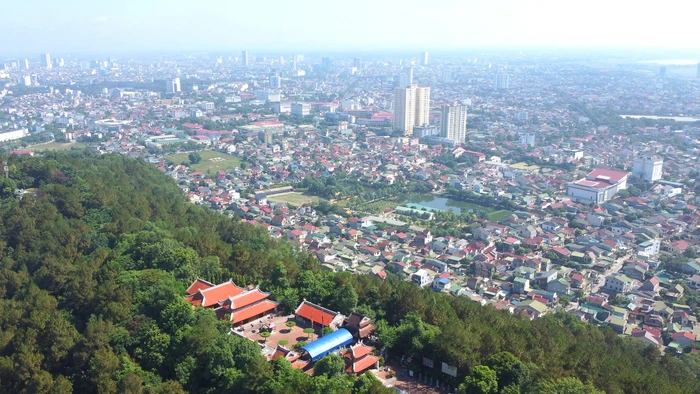 Đền thờ vua Quang Trung nằm trên núi Dũng Quyết.