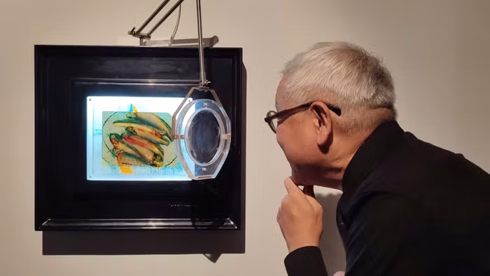 Nhà nghiên cứu mỹ thuật Ngô Kim Khôi cho biết, rất ngỡ ngàng khi thay đổi góc nhìn các tác phẩm trong triển lãm 'Hội hè miên man'.