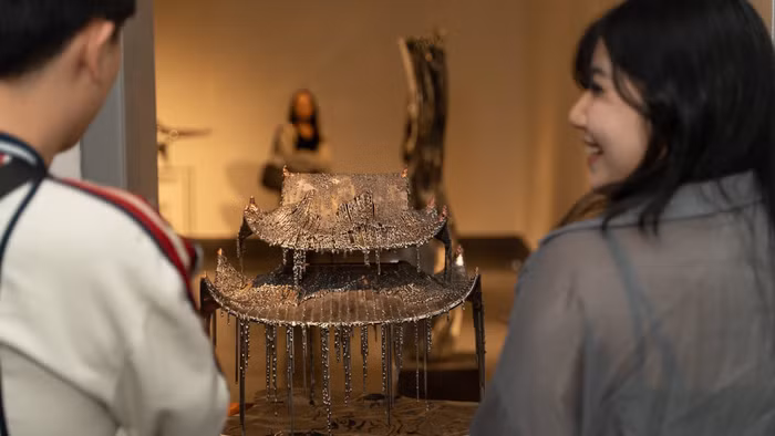 Lấy kim loại làm chất liệu chủ đạo, triển lãm gợi mở những liên tưởng rộng hơn về truyền thống.