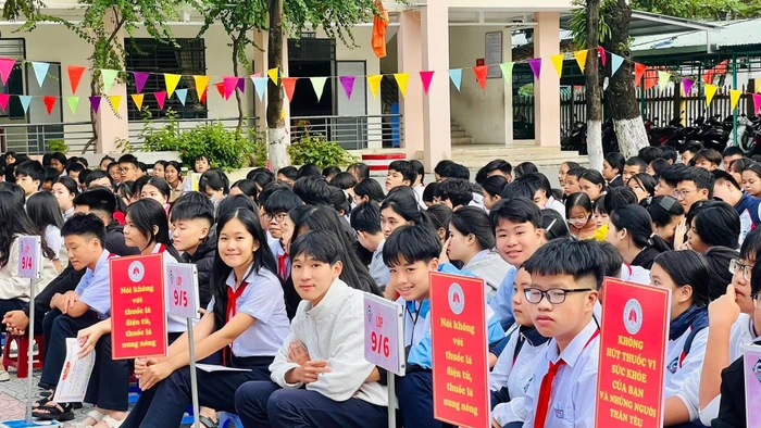 Học sinh Trường THCS Ngô Thì Nhậm tham gia buổi Tuyên truyền tác hại và phòng chống thuốc lá trong học đường. Ảnh: NTCC