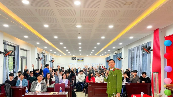 Trường THPT Sơn Trà tổ chức tuyên truyền phổ biến pháp luật về phòng, chống ma túy và phòng chống thuốc lá, thuốc lá điện tử cho học sinh. Ảnh: NTCC