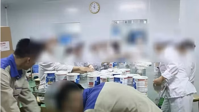 Công nhân đóng hộp thành phẩm sữa giả tại cơ sở sản xuất, chuẩn bị bán ra thị trường. Ảnh: CAND