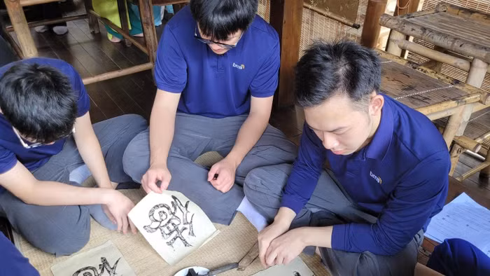 Học sinh THPT tại Hà Nội trải nghiệm giáo dục chủ đề 'Tìm hiểu chữ Hán'.