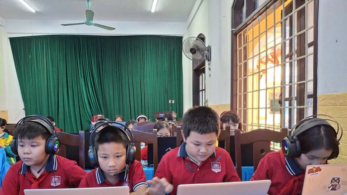 Học sinh Quảng Trị sử dụng máy tính tham gia học tập.