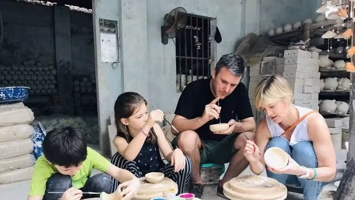 Du khách tham gia trải nghiệm làm gốm tại làng nghề Bát Tràng, Hà Nội. Nguồn: INT