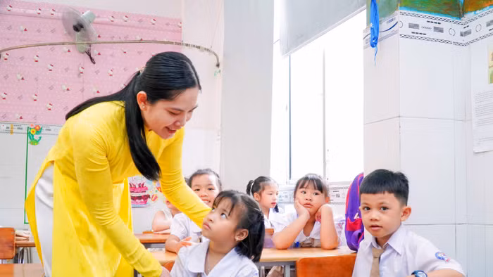 Giáo viên Trường Tiểu học Ngô Quyền (TP Cần Thơ) chào đón học sinh lớp 1. Ảnh minh họa: Thành Thật