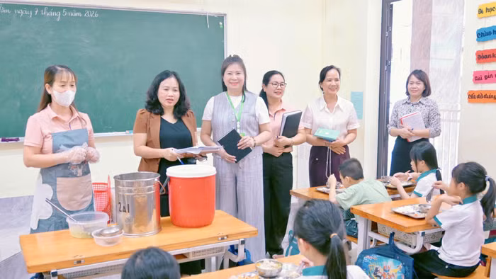 Kiểm tra thực tế bữa ăn trên lớp của học sinh tại Trường Tiểu học Khai Quang. Ảnh: Hà Tuyết
