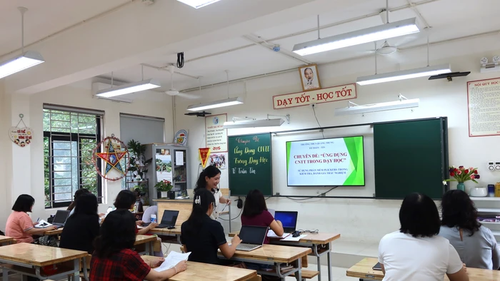 Thành lập Tổ công nghệ thông tin và bố trí các tiết học chuyển đổi số diễn ra thường xuyên, bảo đảm hỗ trợ giáo viên tốt nhất trong các bài giảng thế hệ mới.