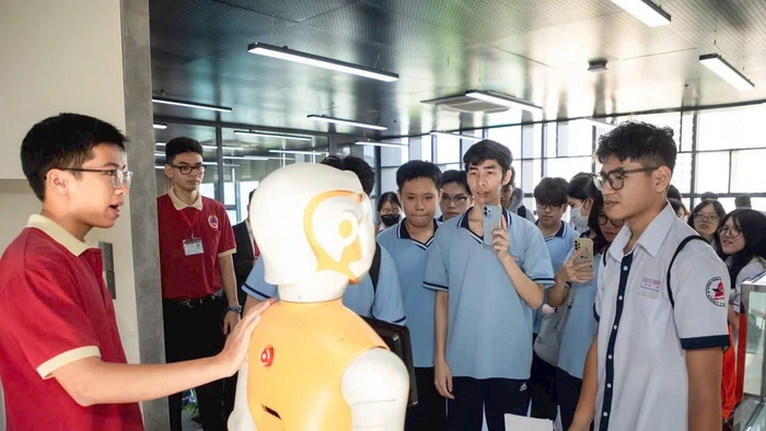 Học sinh Trường THPT Ten Lơ Man trải nghiệm tại Trường Đại học Quốc tế Sài Gòn. Ảnh: NTCC