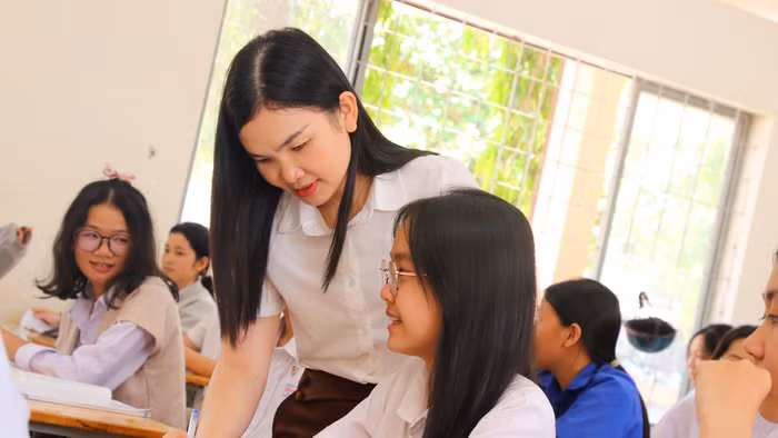 Giáo viên Trường THPT Krông Bông hướng dẫn học sinh ôn thi tốt nghiệp THPT 2026. Ảnh: TH
