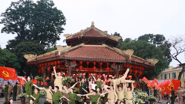 Chương trình Live Concert 'Hà Nội bình yên' diễn ra tại Nhà Bát Giác.