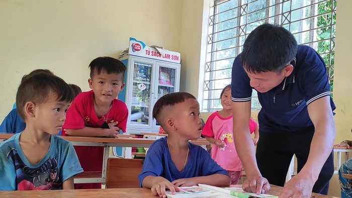 Thầy trò tại điểm lẻ Tà Cóm – Trường Tiểu học Trung Lý 2.