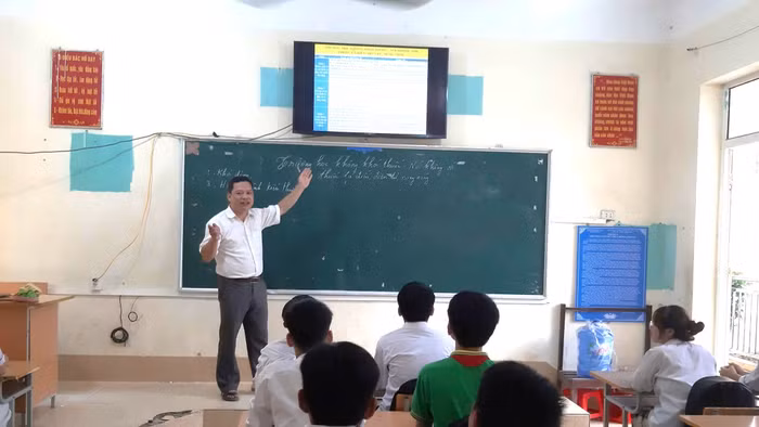 Thầy Vi Xuân Định, giáo viên Trường PTDTBT THCS Hồng Phong, chia sẻ với học sinh về tác hại của thuốc lá.