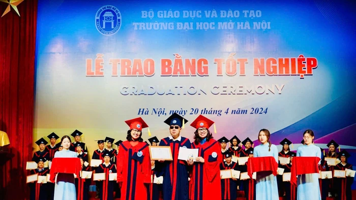 Trường Đại học Mở Hà Nội trao bằng tốt nghiệp cho người học, trong đó có nhiều người thuộc nhóm yếu thế. Ảnh: NTCC