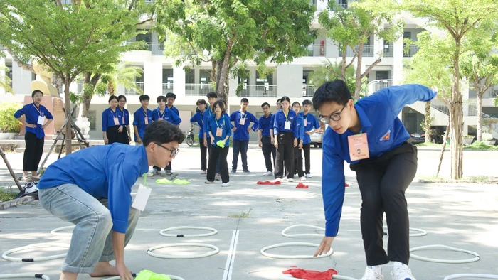 Học sinh Trường THPT Hoàng Hoa Thám tham gia trò chơi vận động trong Ngày hội chiến sĩ Hoa phượng đỏ do Đoàn trường tổ chức. Ảnh: NTCC