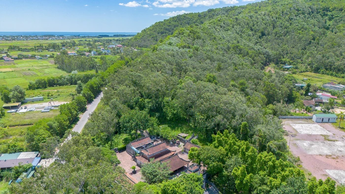 Đền Cuông nằm dưới chân núi Mộ Dạ.