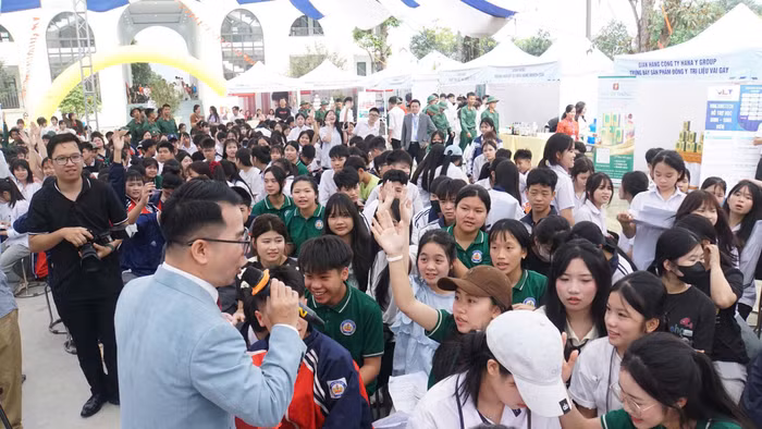 Học sinh, phụ huynh giao lưu tại ngày hội hướng nghiệp do Trường Trung cấp Ngoại thương (Hà Nội) tổ chức. Ảnh: Lê Nghĩa