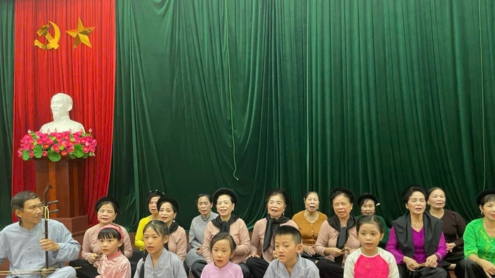 Hoạt động truyền dạy hát xẩm tại câu lạc bộ. Ảnh: NVCC.