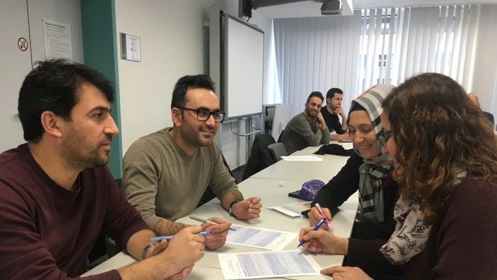 Người nhập cư tham gia khoá đào tạo giáo viên tại Đức.