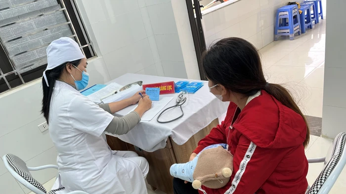 Thời điểm chuyển mùa Thu – Đông thời tiết thất thường, độ ẩm cao là điều kiện lý tưởng để các tác nhân gây bệnh đường hô hấp và tiêu hóa phát triển. Ảnh minh hoạ