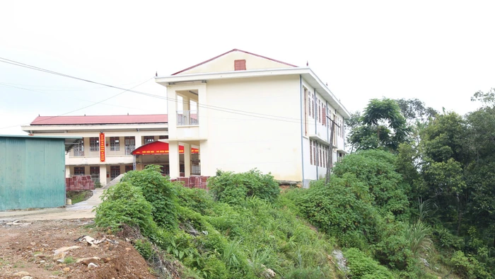 Trường PTDTBT TH&THCS Suối Tọ nằm ở vùng cao, cách xa trung tâm, việc đi lại tương đối khó khăn.