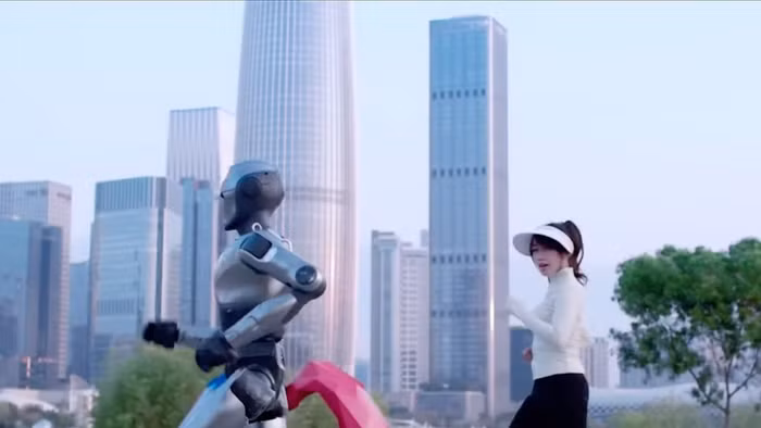 Robot hình người PM01 có thiết kế nhỏ gọn, cao dưới 1,2m và nhẹ hơn khoảng 8kg so với mẫu SE01 - sản phẩm chủ lực của EngineAI. Ảnh: INT