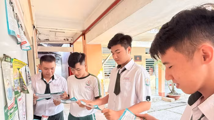 Học sinh Trường THCS - THPT Trưng Vương tìm hiểu về tác hại của thuốc lá thông qua góc truyền thông về sức khỏe của trường. Ảnh: NTCC