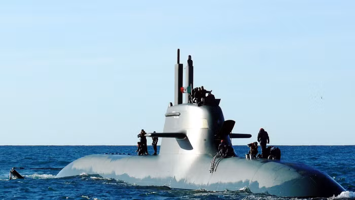 Tàu ngầm diesel nổi lên để sạc lại hệ thống pin.